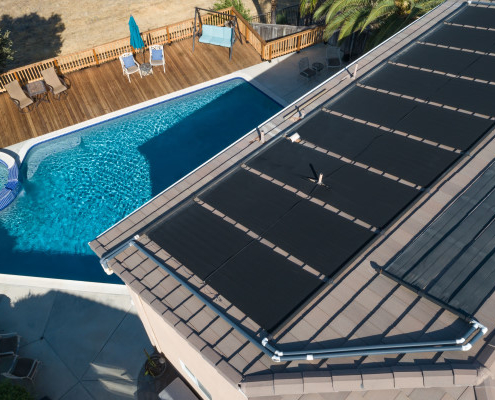 Chauffer une piscine avec des panneaux solaires : le principe
